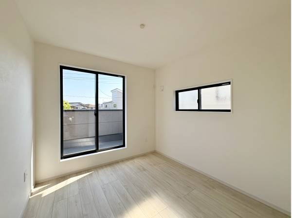 バルコニーと繋がる南向きの洋室（約5帖）