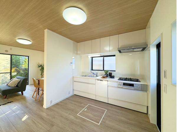 キッチンも刷新。壁付けタイプです。