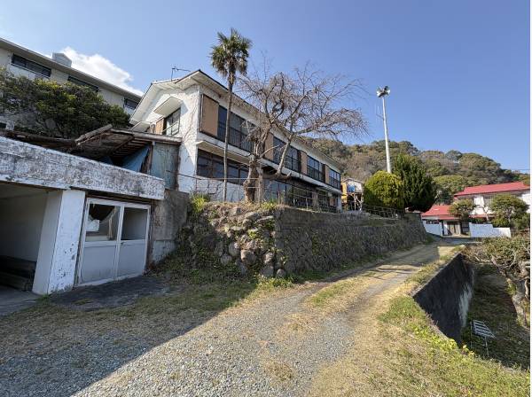 ゆとりの敷地は約６７３坪。海側に視界を遮るものがない魅力