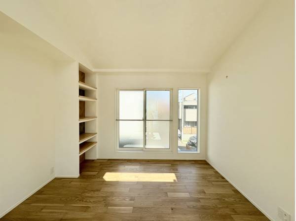 読書や趣味のアイテムを収納できる落ち着きあるリビング