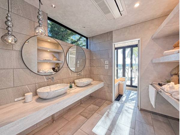 ツインボウルの洗面台を備えた広いサニタリールーム