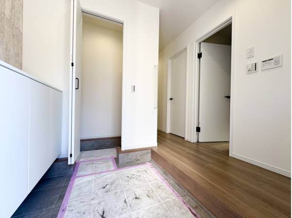 シューズインクローゼット完備の玄関エントランス