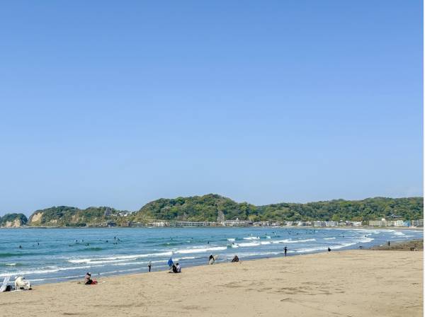 美しい海岸線と豊かな緑に彩られた材木座ビーチまで徒歩1分(約30ｍ)