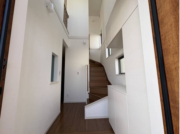 玄関は吹き抜けで開放感がありますよ。