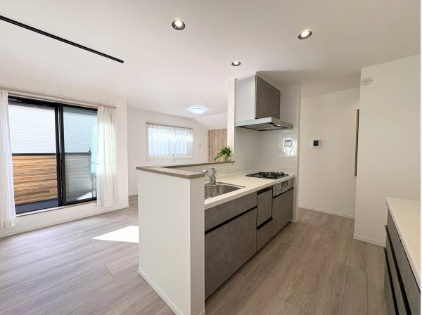 背面収納やパントリーも備えています