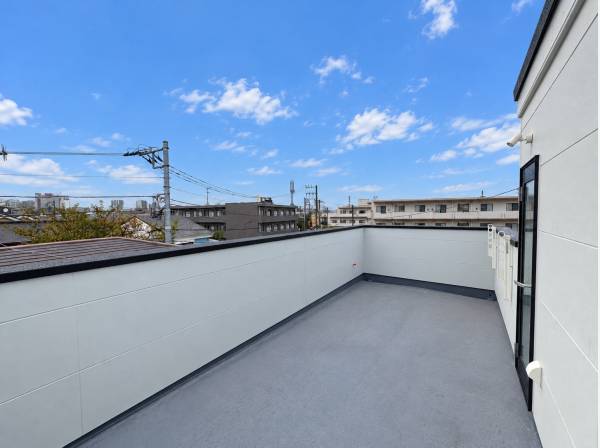 青空と街並みを眺めながら、空気を身近に感じられる屋上スペースです。

