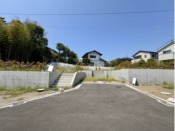 分譲地内の開発道路は幅員約5.5mと広々