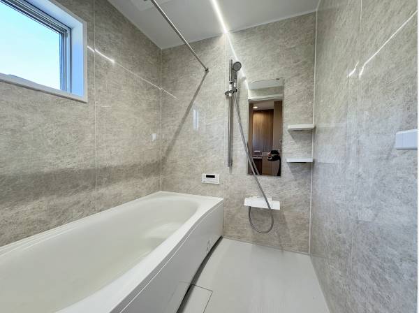 浴室乾燥機付きのバスルーム