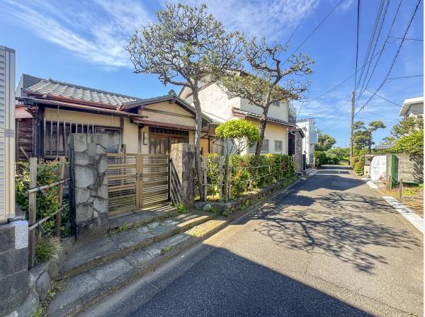 交通量の少ない静かな接道沿いの売地です