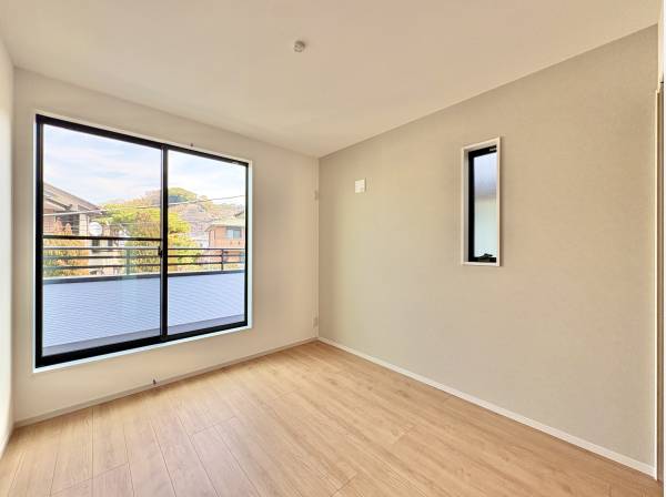 たっぷりと陽射しが差し込む居室です。