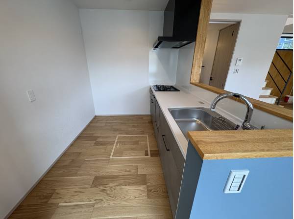 キッチンも可愛い色ですね！