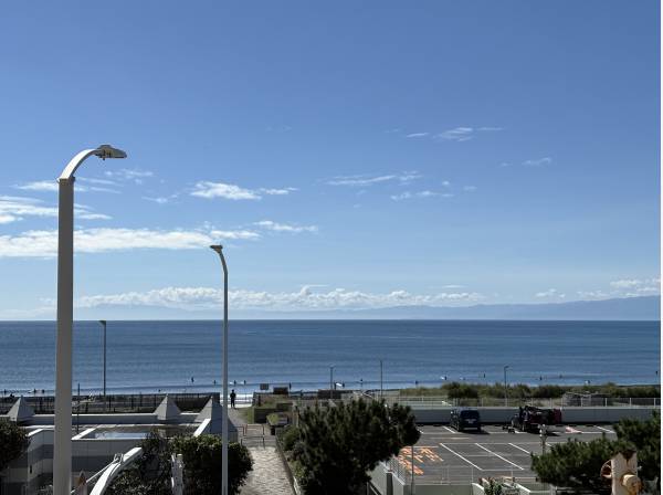 正面の鵠沼海岸です