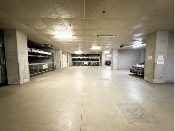 地下駐車場はとても広々