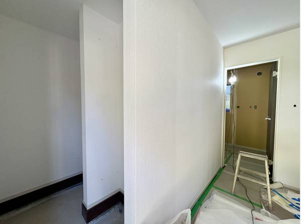 仕上げ作業が進み完成への期待がふくらむ室内の一場面