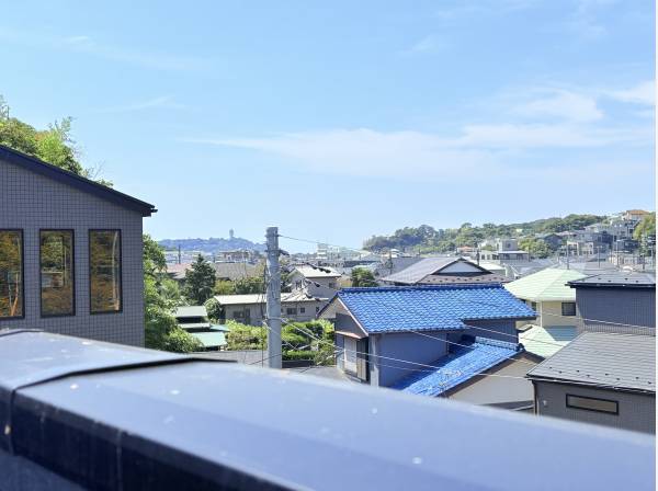 江ノ島と鎌倉の緑を望む眺望