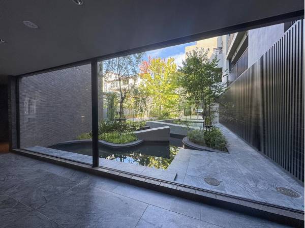 光と影のコントラストが美しいホテルライクなエントランス（共有部分）