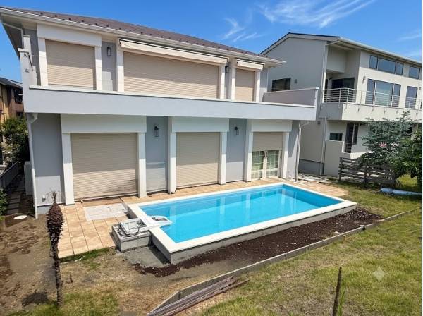敷地は約93坪　テラスから続く緑豊かな庭とプーでご家族と心温まる休日を