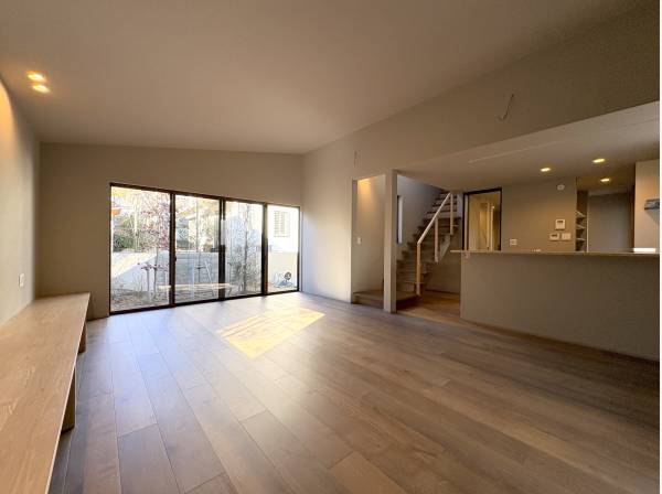 ２４帖超の広いリビングはお庭へと繋がります