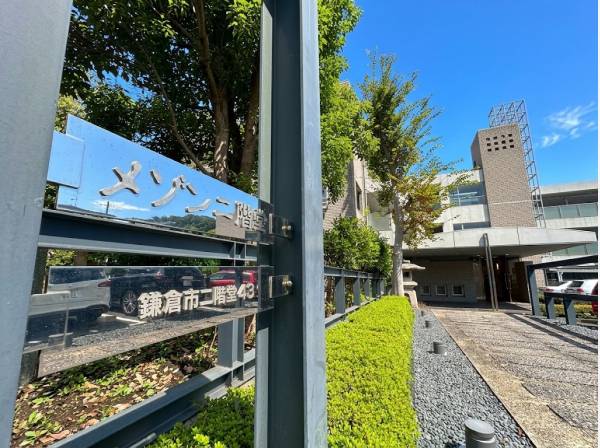 マンションの館銘板/重厚感溢れる低層レジデンス