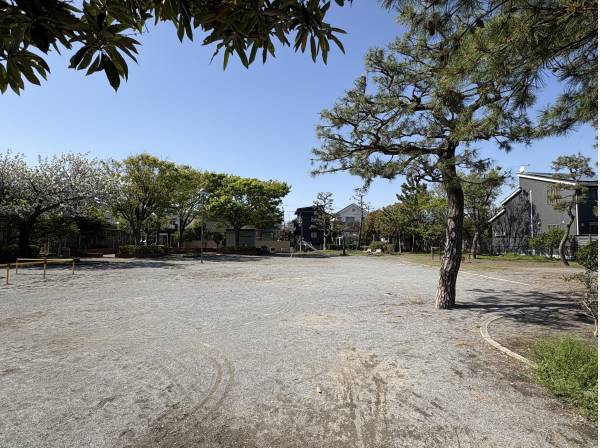 道路向かいはひらけた公園で緑と開放感を享受できます