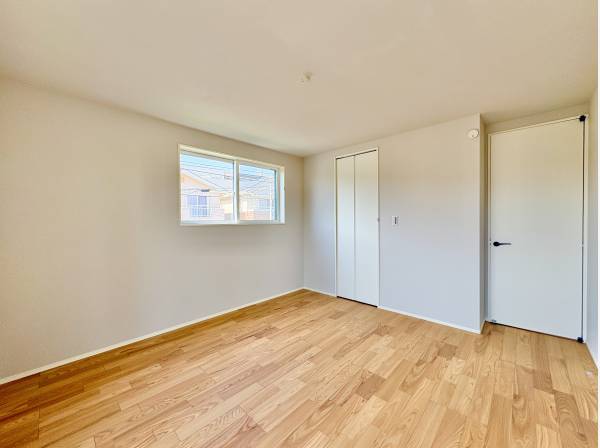 室内は飽きのこないシンプルモダンな仕上げ