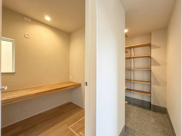 玄関横に書斎スペース。奥に見えるのはシューズクロークです。