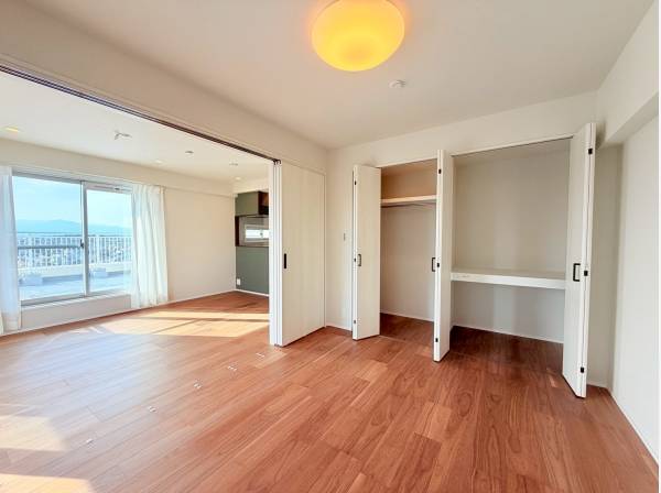 LDKと面した約6.1帖の居室、合わせると約19.2帖の広々空間に！