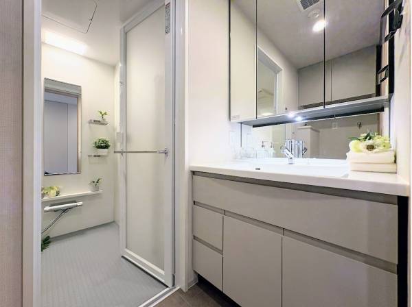 清潔感あるサニタリールームとバスルーム