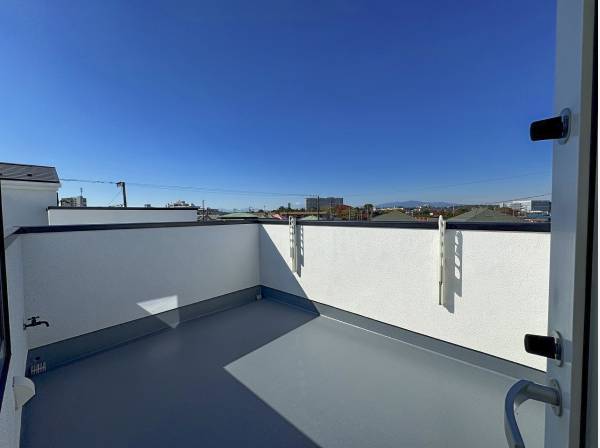 大きなルーフバルコニー。外水栓を完備。