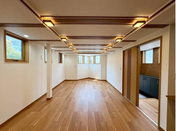窓も多く重厚感の中に開放感がございます！