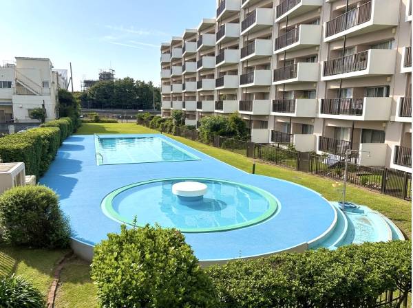 夏限定で楽しめる敷地内の共用プール！リゾート気分を日常にプラス