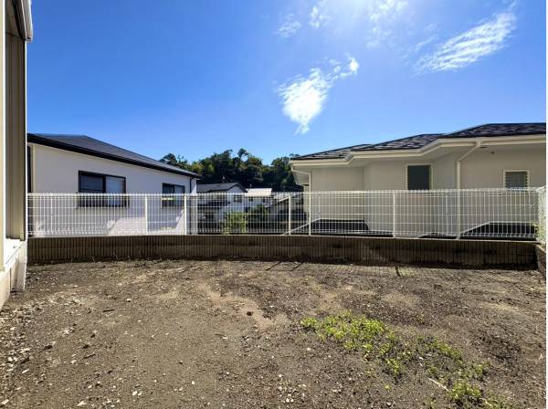庭先も開けており陽当り良好