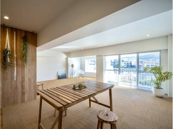 窓辺で葉山の景色を楽しむ心地よいひととき