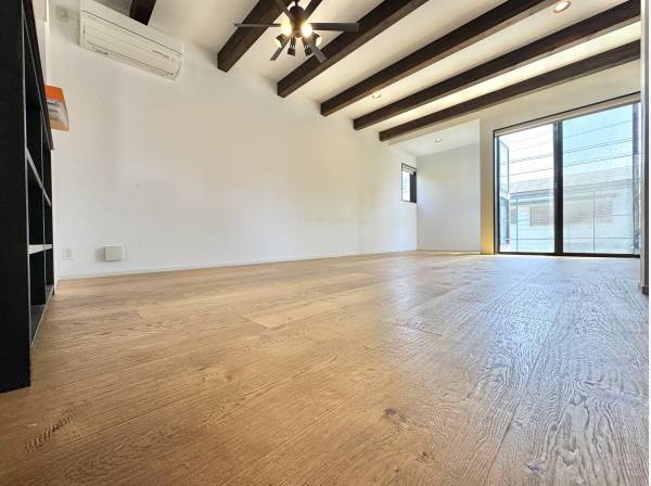 陽光が差し込む、ゆとりあるリビングスペース。