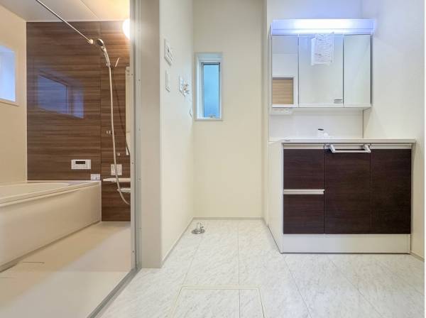 木の質感がアクセントになり清潔感の中に温かみを感じるサニタリー＆バスルーム