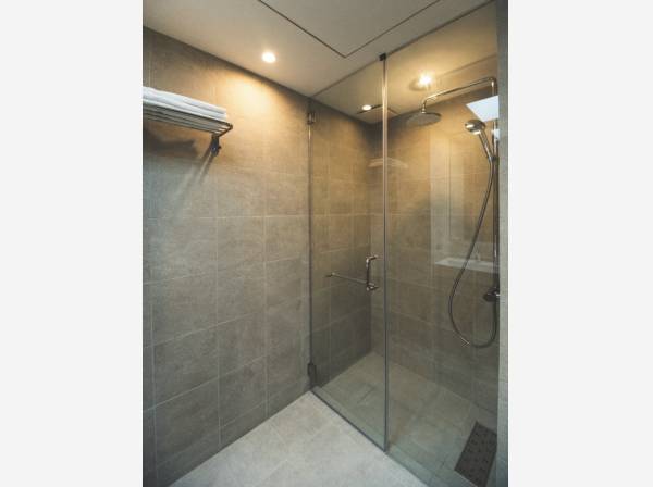 シャワールームも豪華です