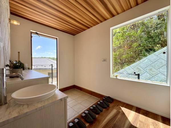 大きな窓のある玄関。明るくて開放的です。