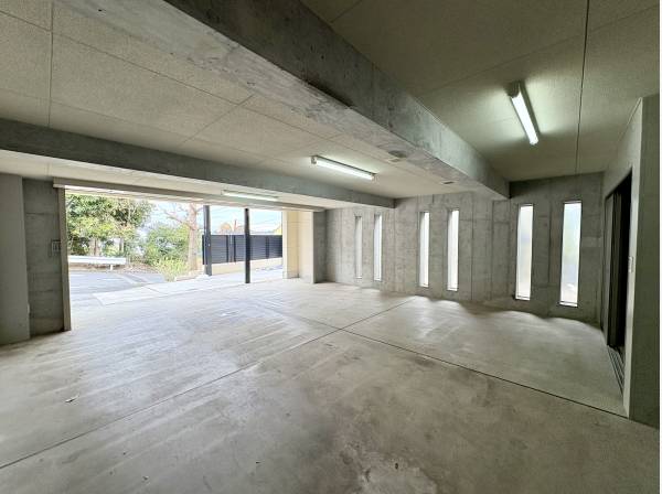 広々とした空間で色んな用途が使えそうなガレージです。