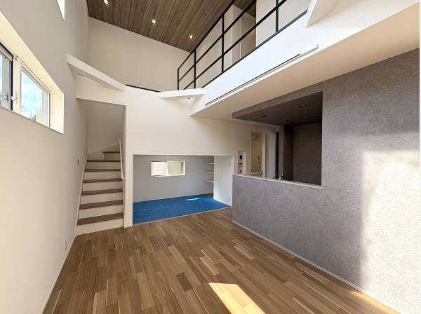 オープンな雰囲気のキッチン。和室も併設され使い勝手の良い間取り