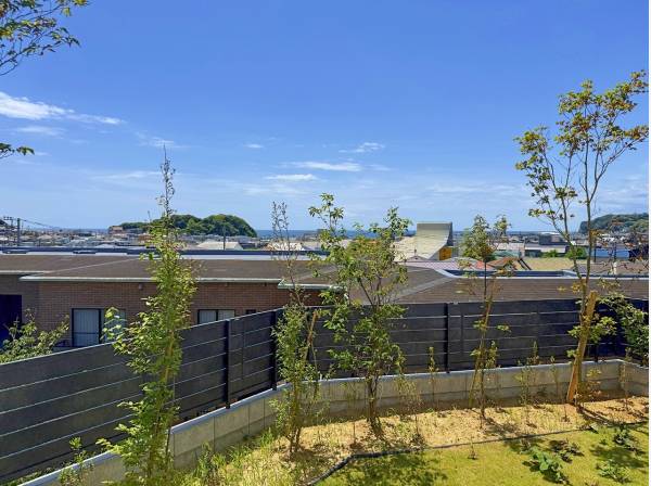 庭からでも水平線がしっかりと見えるのです。