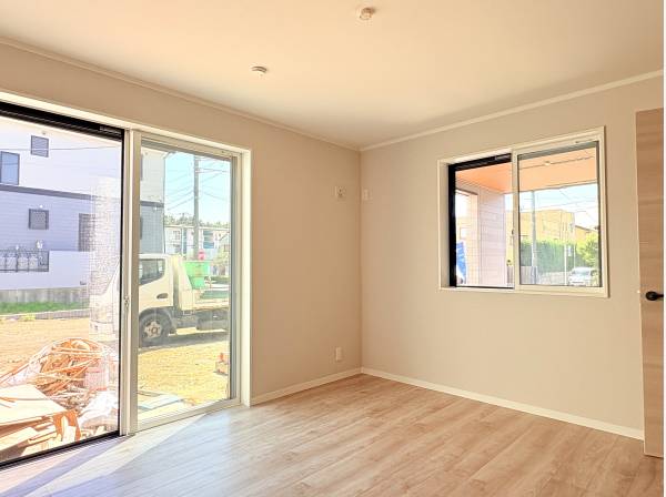 大きな窓からたっぷりの陽光が差し込みます