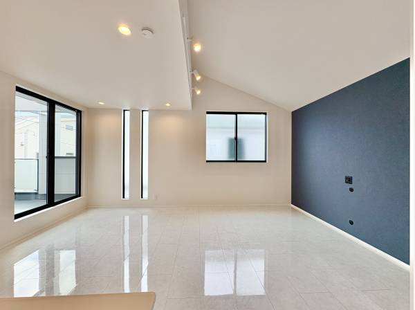 LDKの天井は一部吹き抜けになっており、開放感溢れる空間を演出