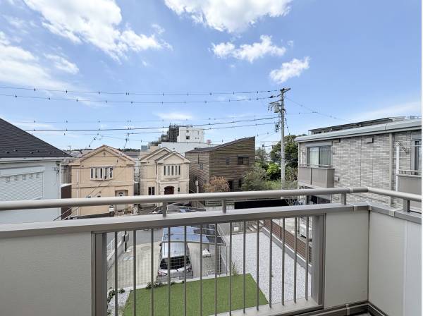 夏に花火大会も楽しめるバルコニーです。