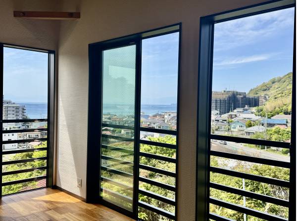 緑の先に広がる相模湾と富士山をリビングより望む