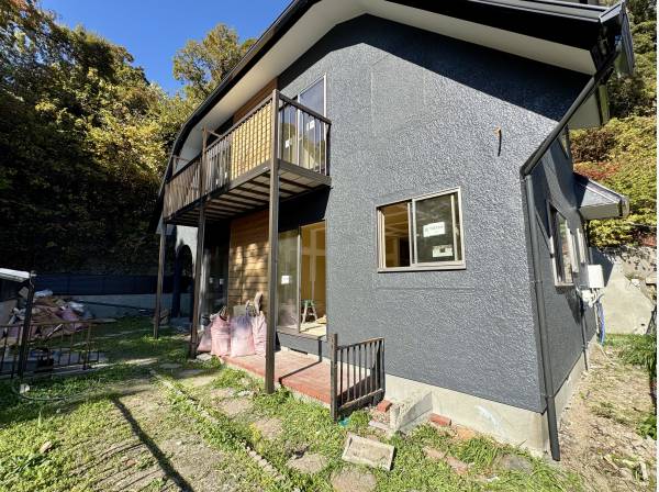 モダンな黒の外壁と木のアクセントが調和した外観デザインです。