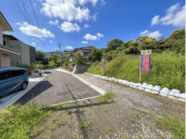 車の出し入れもスムーズな立地です。