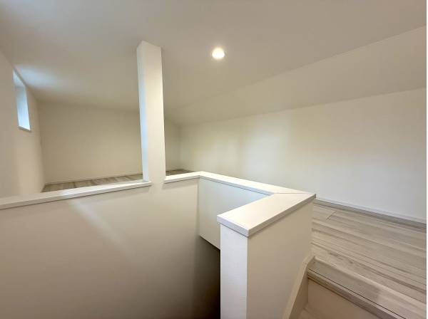 固定階段で楽に上り下りできる便利な広々とした小屋裏収納です