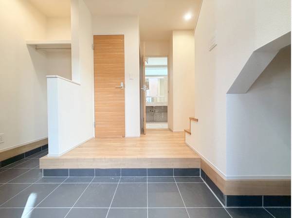 エントランスは広々空間！上着もかけられるハンガーパイプ付！