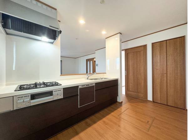 ゆとりあるキッチンは棚やカップボードなどでアレンジを愉しめそう