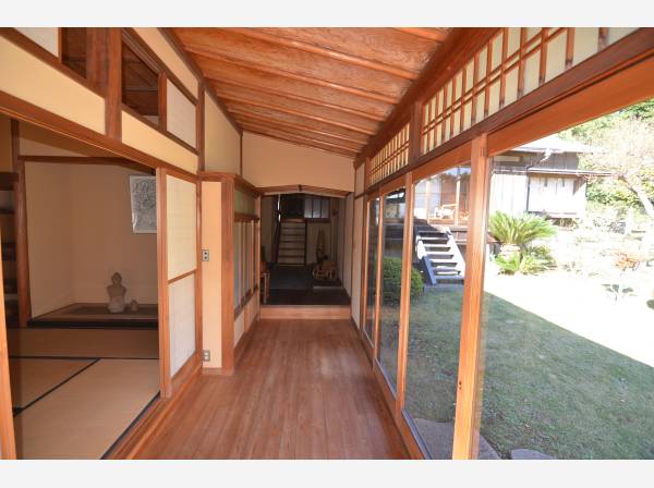 庭とつながる縁側空間、光と木の温もりに包まれるひととき。